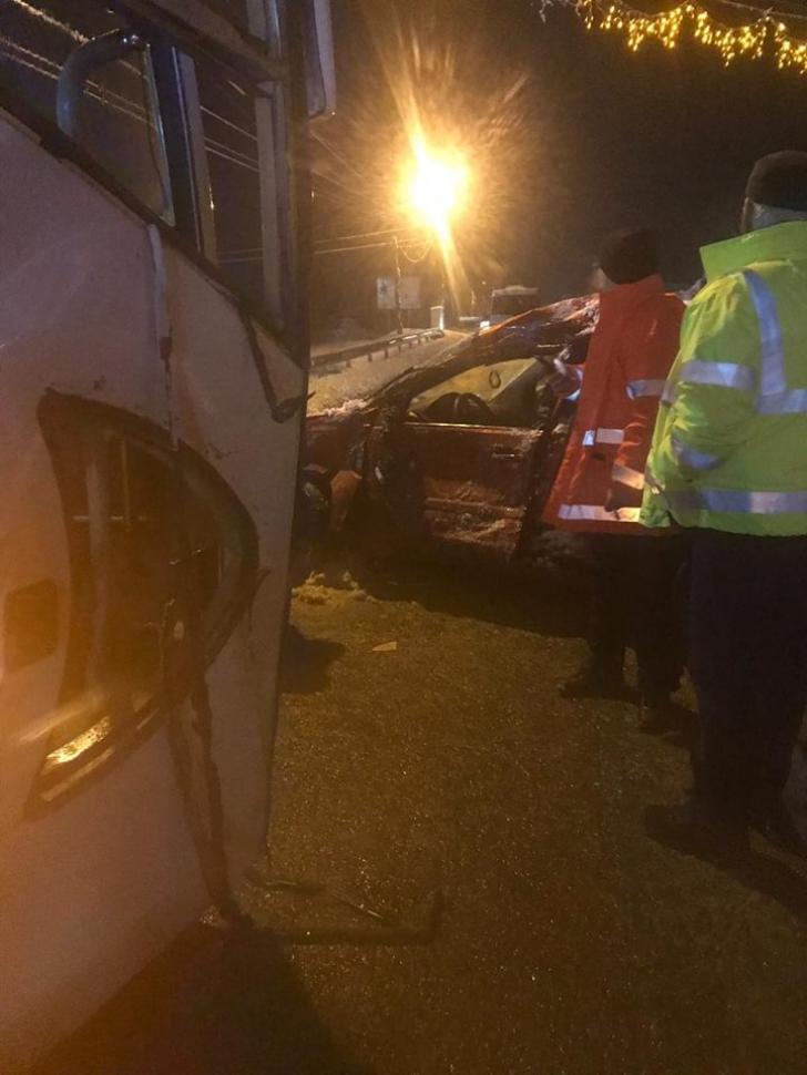 Accident la Târgu-Jiu : un autobuz a lovit o mașină